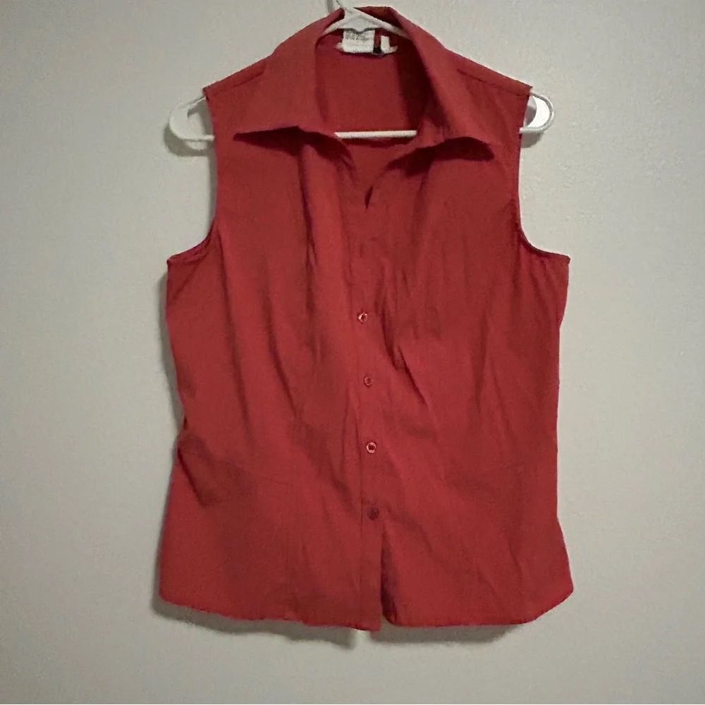 Sleeveless Coral Button-Up Women's Top - Picture 1 of 4